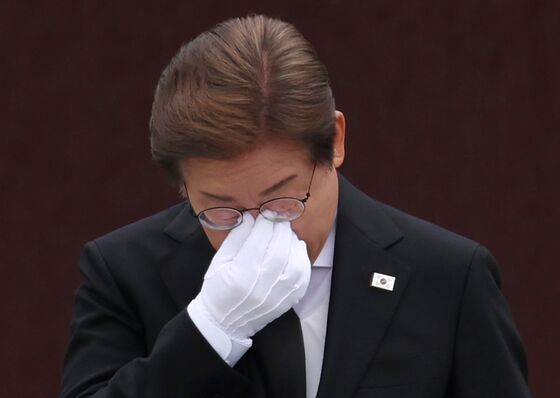 [뉴스1 PICK]이재명, 노무현 16주기 묘역 찾아 '눈물'