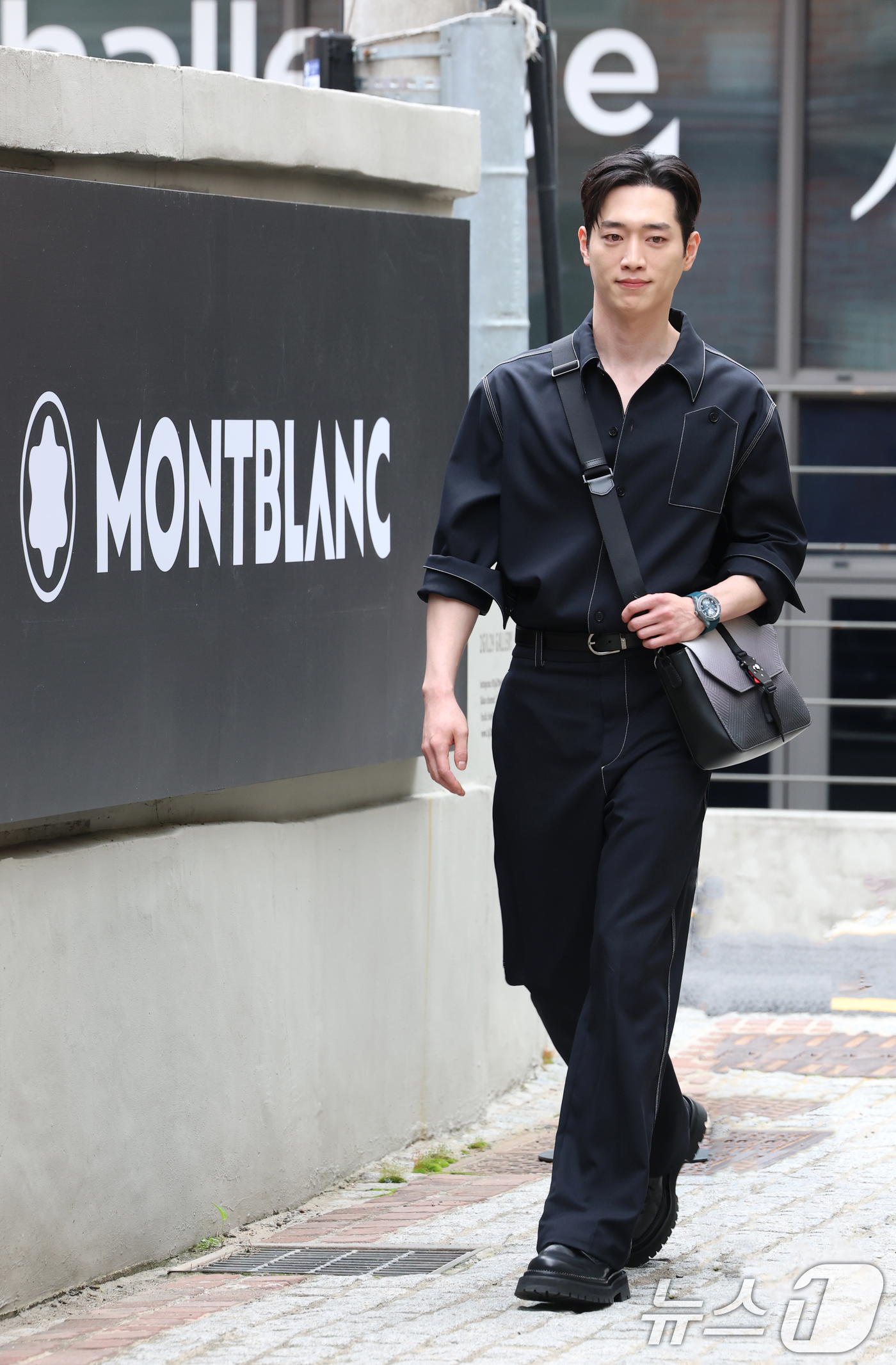 (서울=뉴스1) 권현진 기자 = 배우 서강준이 23일 오전 서울 강남구 가로수길 이길이구 갤러리에서 열린 라이프스타일 브랜드 몽블랑 ‘2025 노벨티 프리뷰’ 행사에 참석하고 있다 …