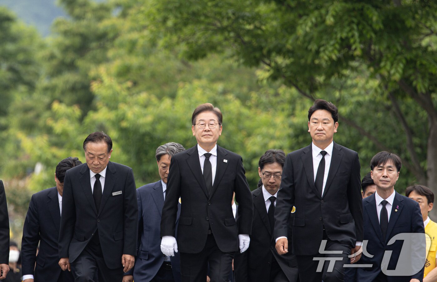 본문 이미지 - 이재명 더불어민주당 대통령 후보가 고 노무현 전 대통령 16주기인 23일 오전 경남 김해시 봉하마을 노 전 대통령 묘역을 찾아 참배하기 위해 이동하고 있다. 2025.5.23/뉴스1 ⓒ News1 이재명 기자