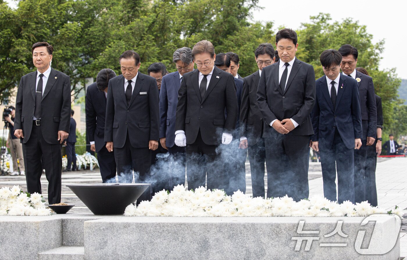본문 이미지 - 이재명 더불어민주당 대통령 후보가 고 노무현 전 대통령 16주기인 23일 오전 경남 김해시 봉하마을 노 전 대통령 묘역을 찾아 참배하고 있다. 2025.5.23/뉴스1 ⓒ News1 이재명 기자