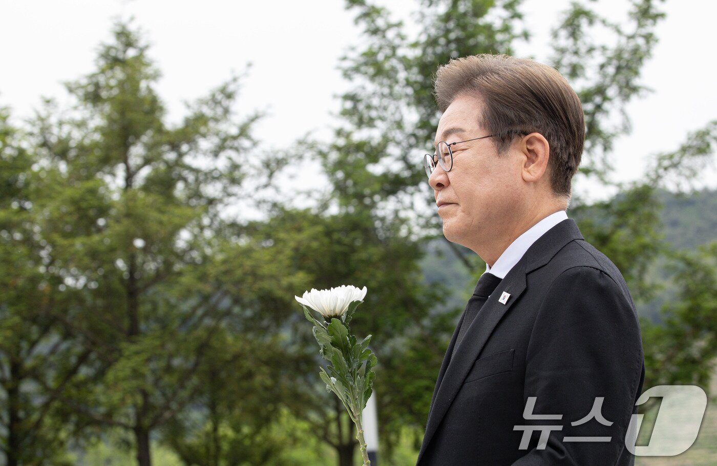 본문 이미지 - 이재명 더불어민주당 대통령 후보가 고 노무현 전 대통령 16주기인 23일 오전 경남 김해시 봉하마을 노 전 대통령 묘역을 찾아 참배하고 있다. 2025.5.23/뉴스1 ⓒ News1 이재명 기자