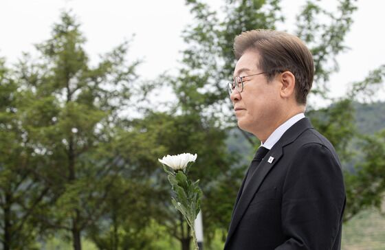이재명, 盧 묘역 참배하며 눈물…"국민이 행복한 나라 완성하겠다"