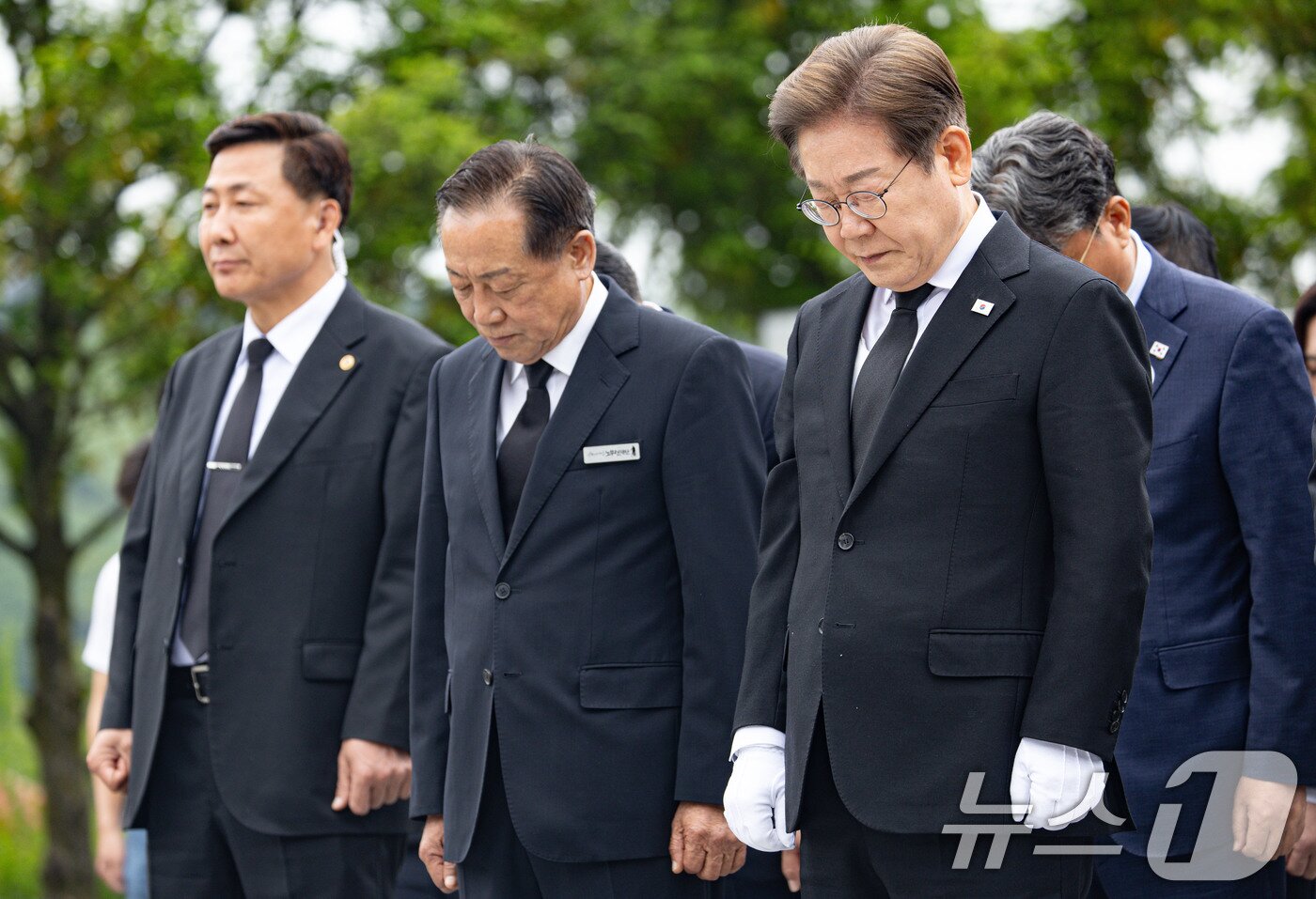 본문 이미지 - 이재명 더불어민주당 대통령 후보가 고 노무현 전 대통령 16주기인 23일 오전 경남 김해시 봉하마을 노 전 대통령 묘역을 찾아 참배하고 있다. 2025.5.23/뉴스1 ⓒ News1 이재명 기자