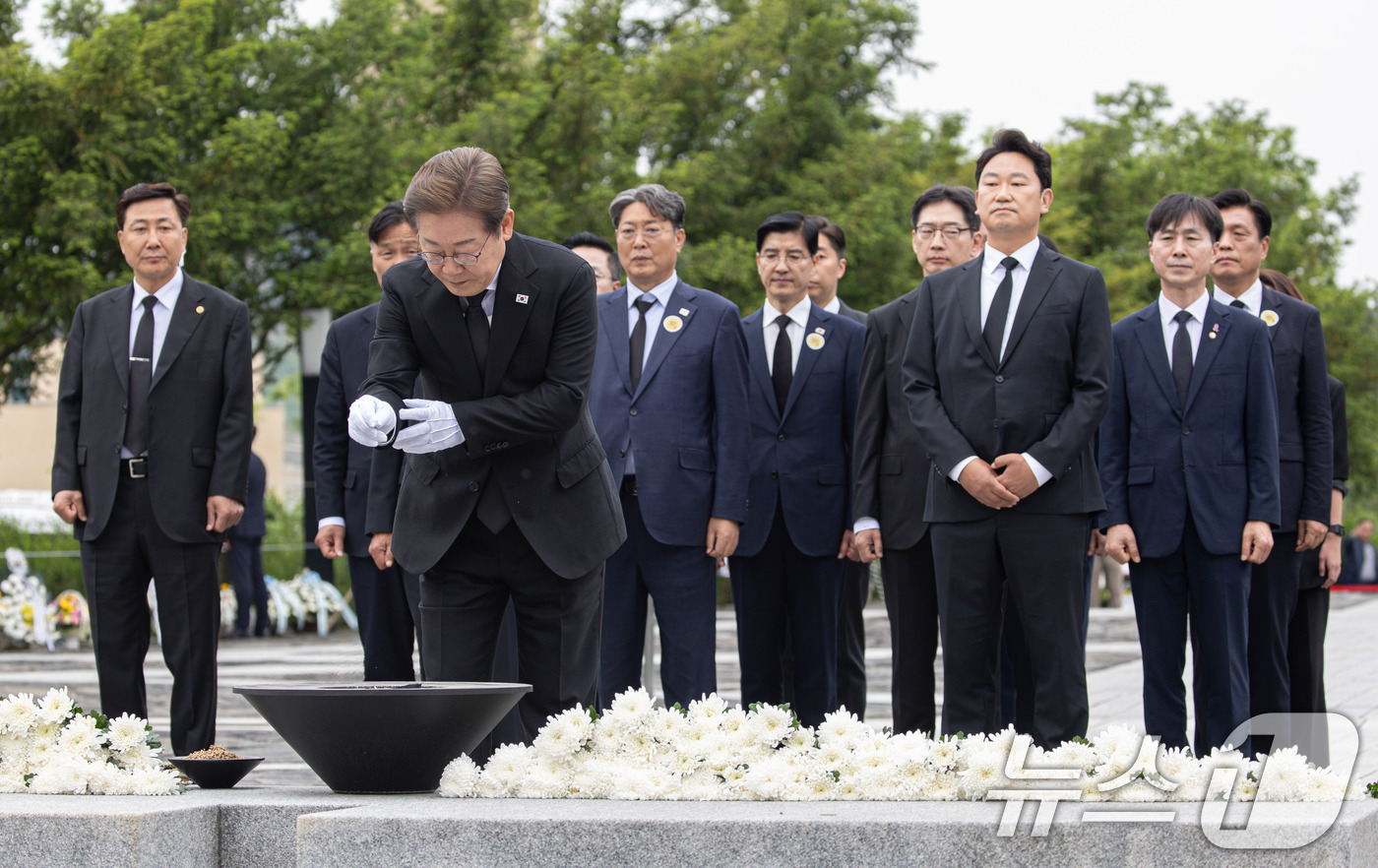 (김해=뉴스1) 이재명 기자 = 이재명 더불어민주당 대통령 후보가 고 노무현 전 대통령 16주기인 23일 오전 경남 김해시 봉하마을 노 전 대통령 묘역을 찾아 참배하고 있다. 20 …