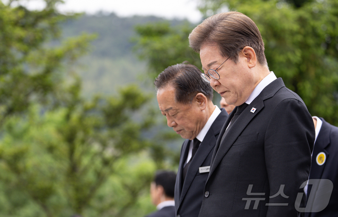 (김해=뉴스1) 이재명 기자 = 이재명 더불어민주당 대통령 후보가 고 노무현 전 대통령 16주기인 23일 오전 경남 김해시 봉하마을 노 전 대통령 묘역을 찾아 참배하고 있다. 20 …