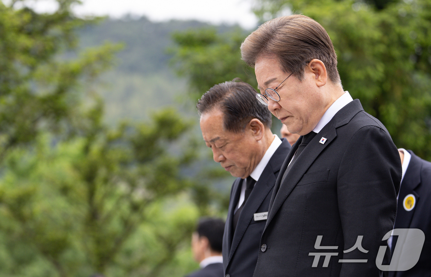 (김해=뉴스1) 이재명 기자 = 이재명 더불어민주당 대통령 후보가 고 노무현 전 대통령 16주기인 23일 오전 경남 김해시 봉하마을 노 전 대통령 묘역을 찾아 참배하고 있다. 20 …