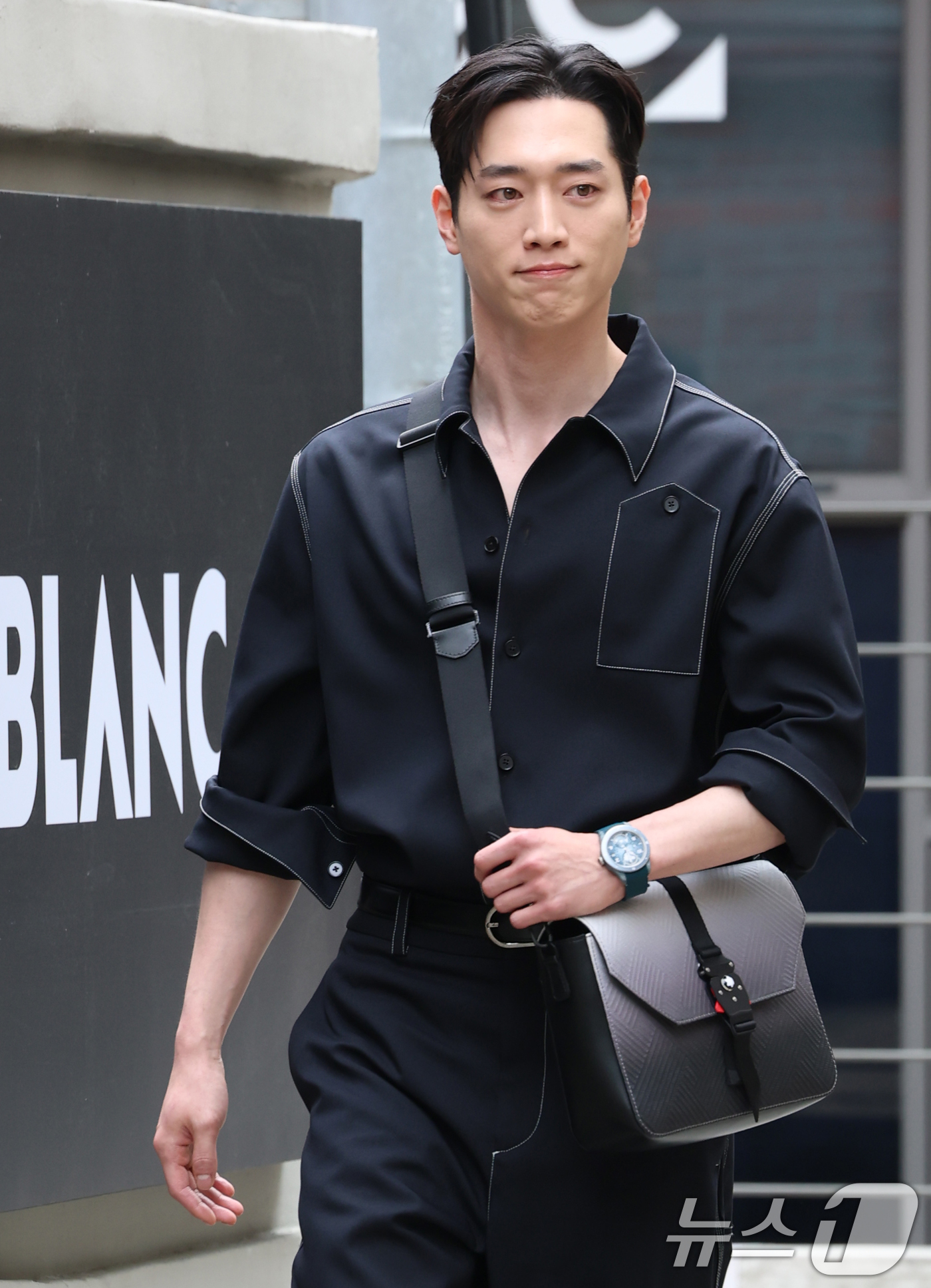 (서울=뉴스1) 권현진 기자 = 배우 서강준이 23일 오전 서울 강남구 가로수길 이길이구 갤러리에서 열린 라이프스타일 브랜드 몽블랑 ‘2025 노벨티 프리뷰’ 행사에 참석하고 있다 …