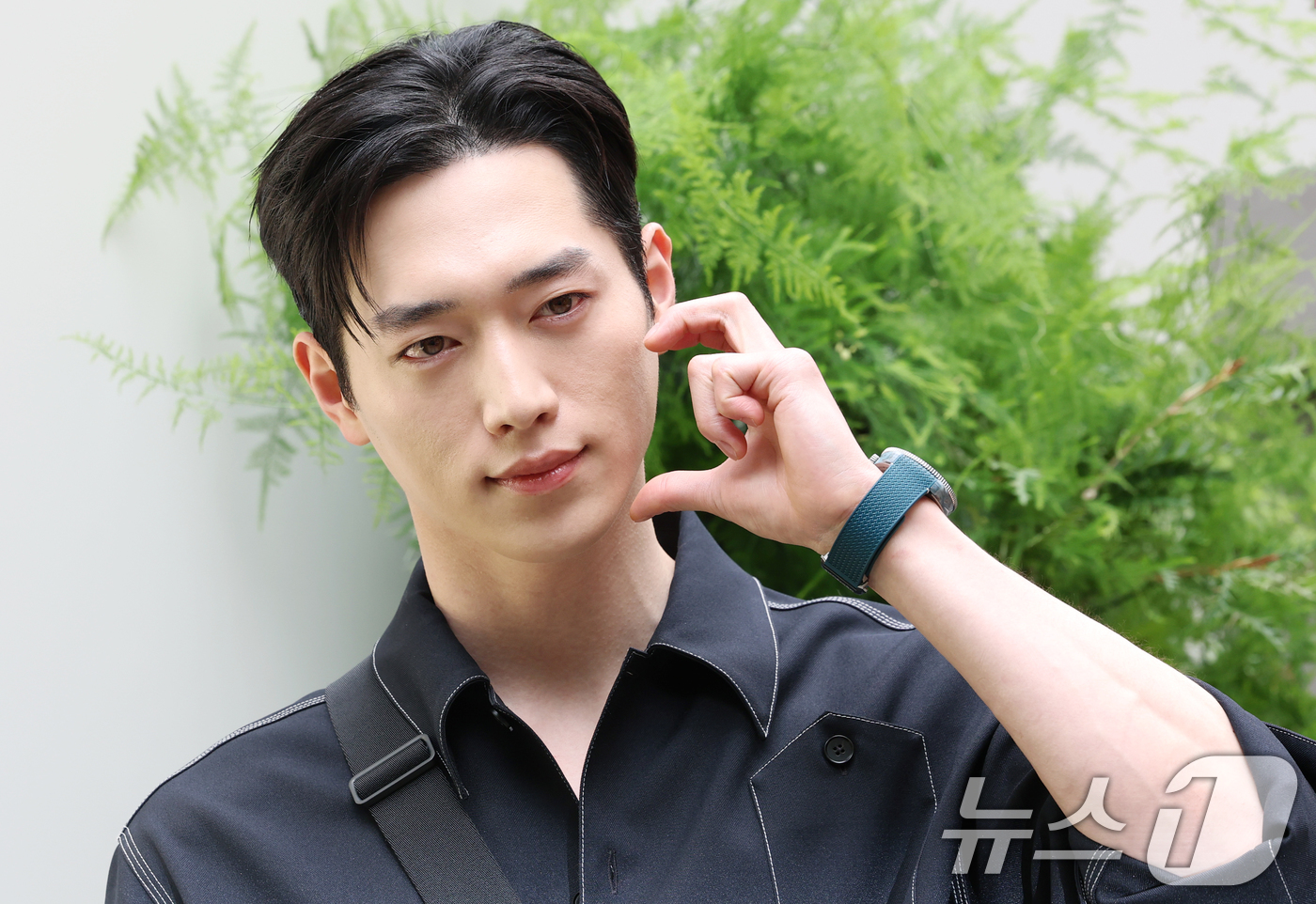 (서울=뉴스1) 권현진 기자 = 배우 서강준이 23일 오전 서울 강남구 가로수길 이길이구 갤러리에서 열린 라이프스타일 브랜드 몽블랑 ‘2025 노벨티 프리뷰’ 행사에 참석해 포즈를 …