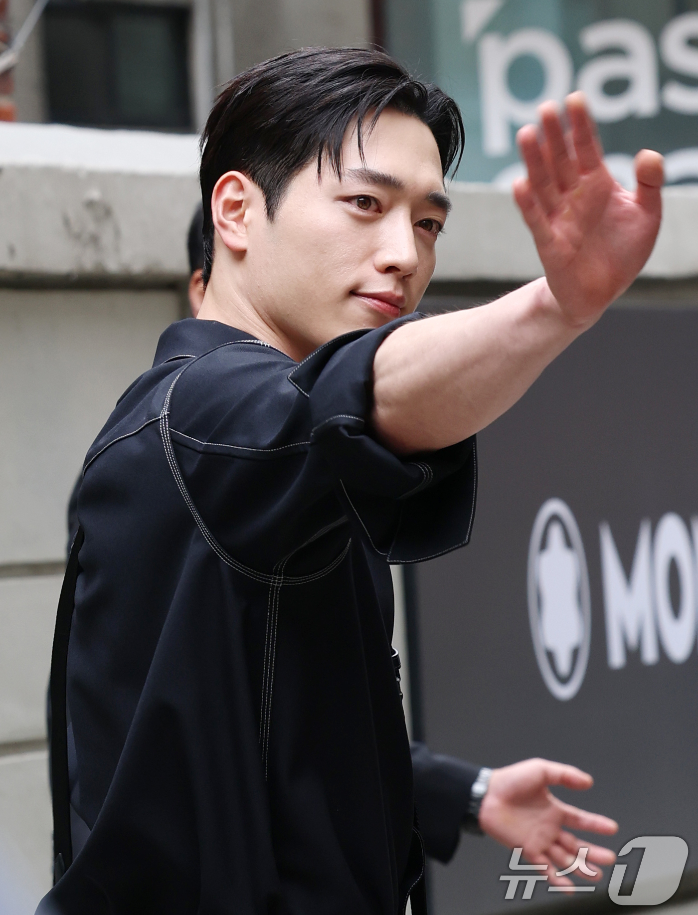 (서울=뉴스1) 권현진 기자 = 배우 서강준이 23일 오전 서울 강남구 가로수길 이길이구 갤러리에서 열린 라이프스타일 브랜드 몽블랑 ‘2025 노벨티 프리뷰’ 행사에 참석해 인사를 …