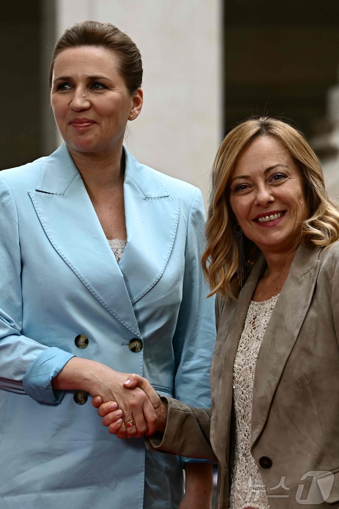 (로마 AFP=뉴스1) 우동명 기자 = 조르자 멜로니 이탈리아 총리와 메테 프레데릭센 덴마크 총리가 22일(현지시간) 로마에서 회담에 앞서 악수를 하고 있다. 2025.05.23ⓒ …