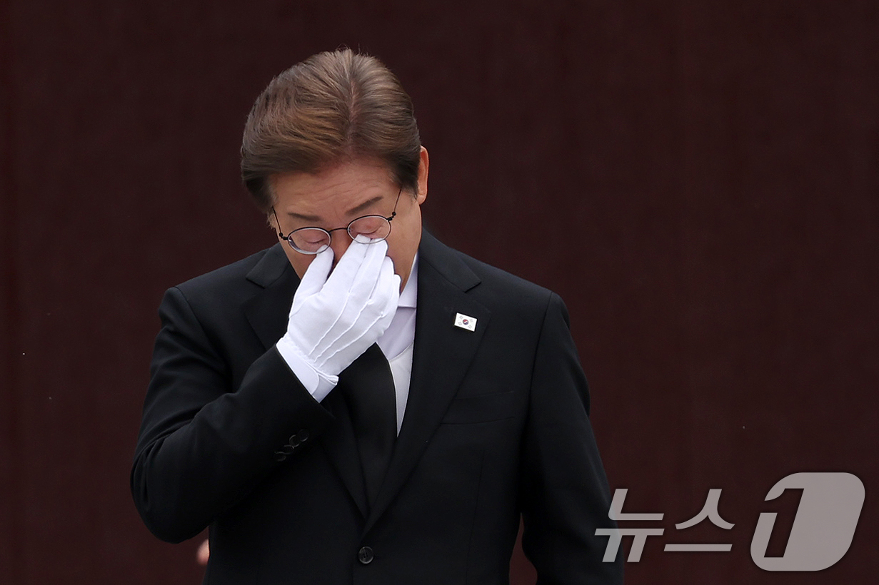 (김해=뉴스1) 이재명 기자 = 이재명 더불어민주당 대통령 후보가 고 노무현 전 대통령 서거 16주기인 23일 경남 김해시 진영읍 봉하마을 노 전 대통령 묘역 참배를 마친 뒤 눈물 …