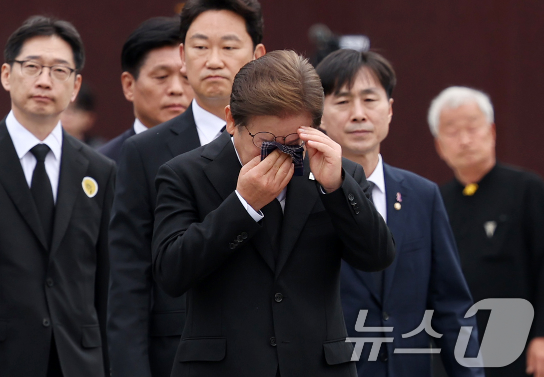 (김해=뉴스1) 이재명 기자 = 이재명 더불어민주당 대통령 후보가 고 노무현 전 대통령 서거 16주기인 23일 경남 김해시 진영읍 봉하마을 노 전 대통령 묘역 참배를 마친 뒤 눈물 …