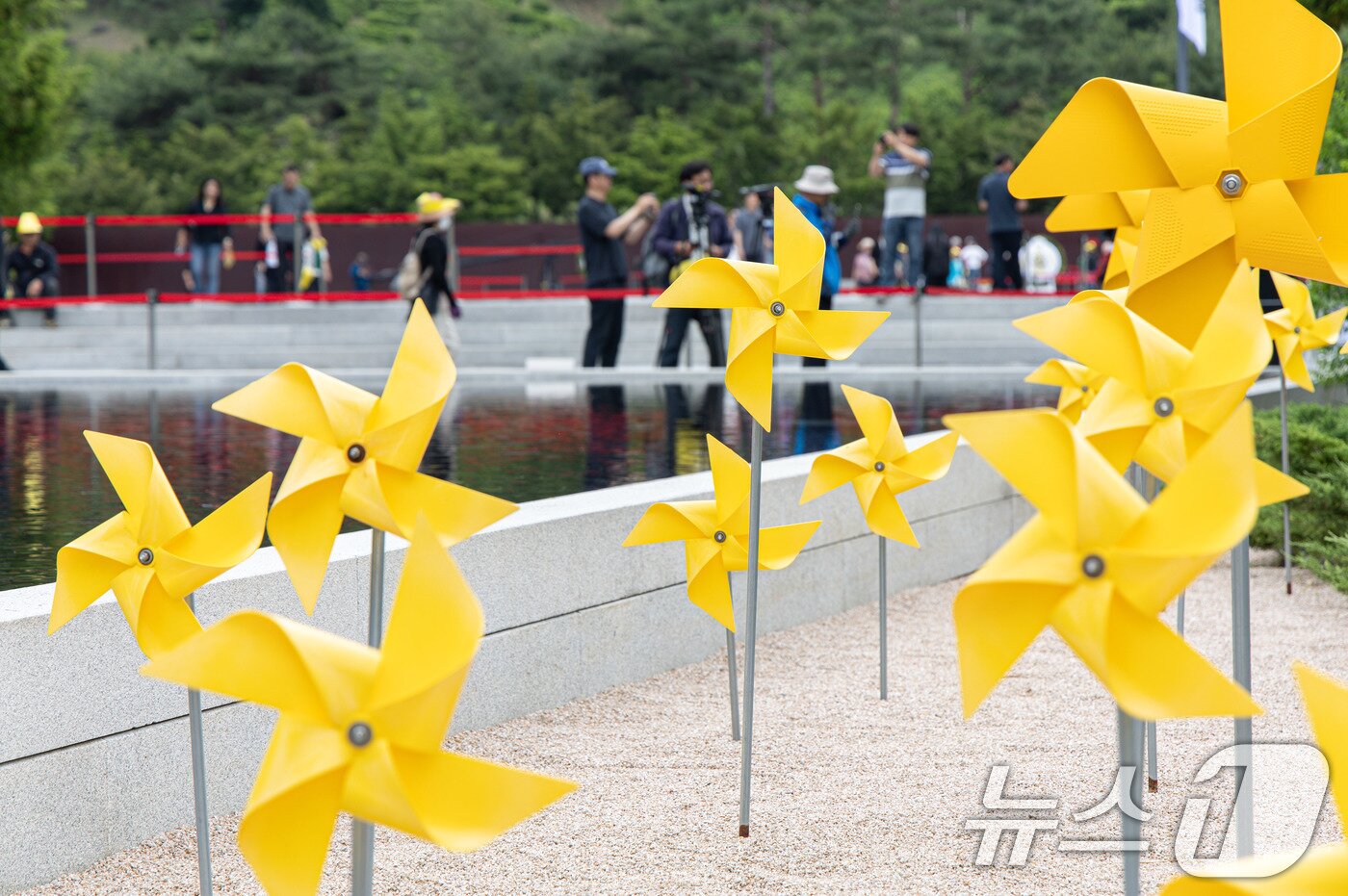 본문 이미지 - 고 노무현 전 대통령 16주기인 지난 5월 23일 경남 김해시 봉하마을을 찾은 추모객들이 노 전 대통령 묘역을 참배하는 모습. 2025.5.23/뉴스1 ⓒ News1 이재명 기자