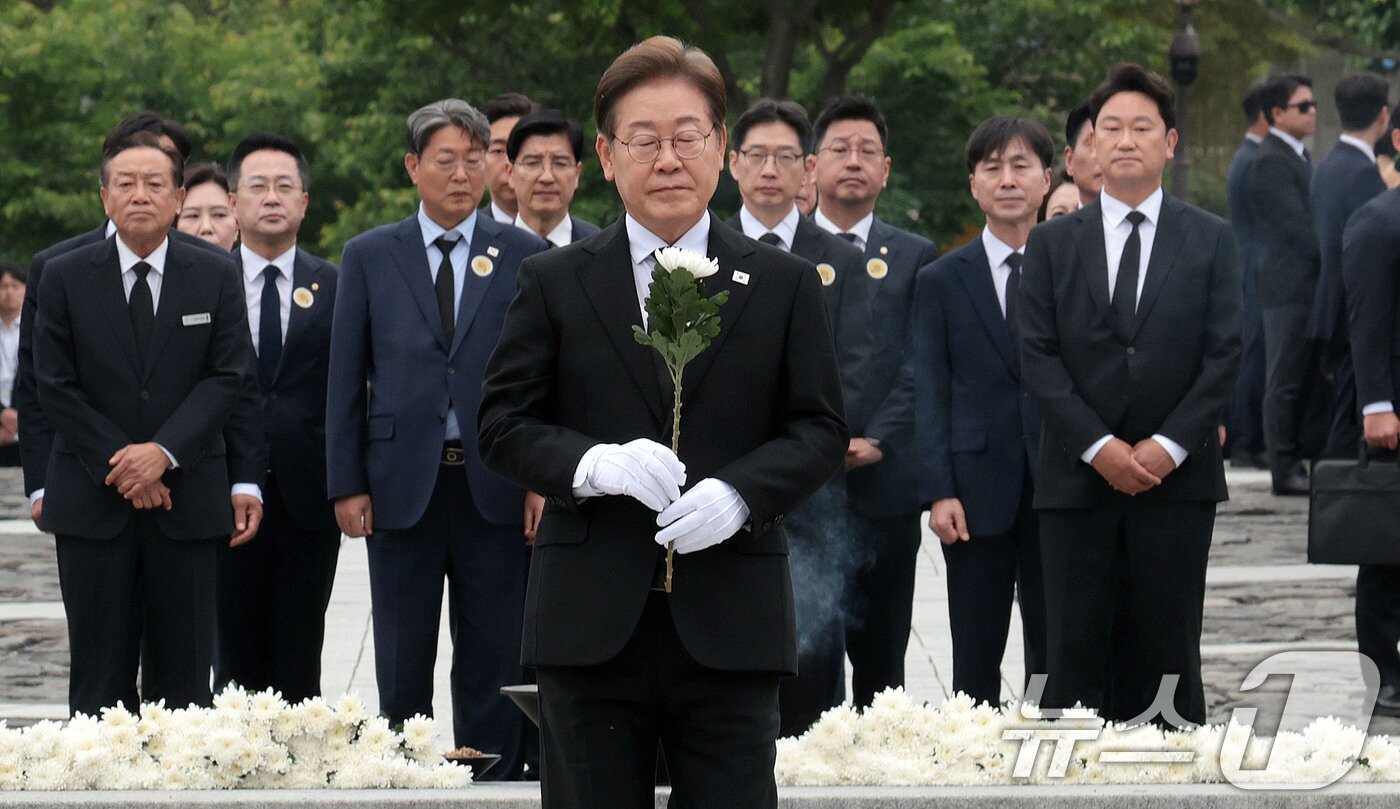 본문 이미지 - 이재명 더불어민주당 대통령 후보가 고 노무현 전 대통령 서거 16주기인 23일 경남 김해시 진영읍 봉하마을 노 전 대통령 묘역을 참배하기 위해 이동하고 있다. &#40;공동취재&#41; 2025.5.23/뉴스1 ⓒ News1 이재명 기자