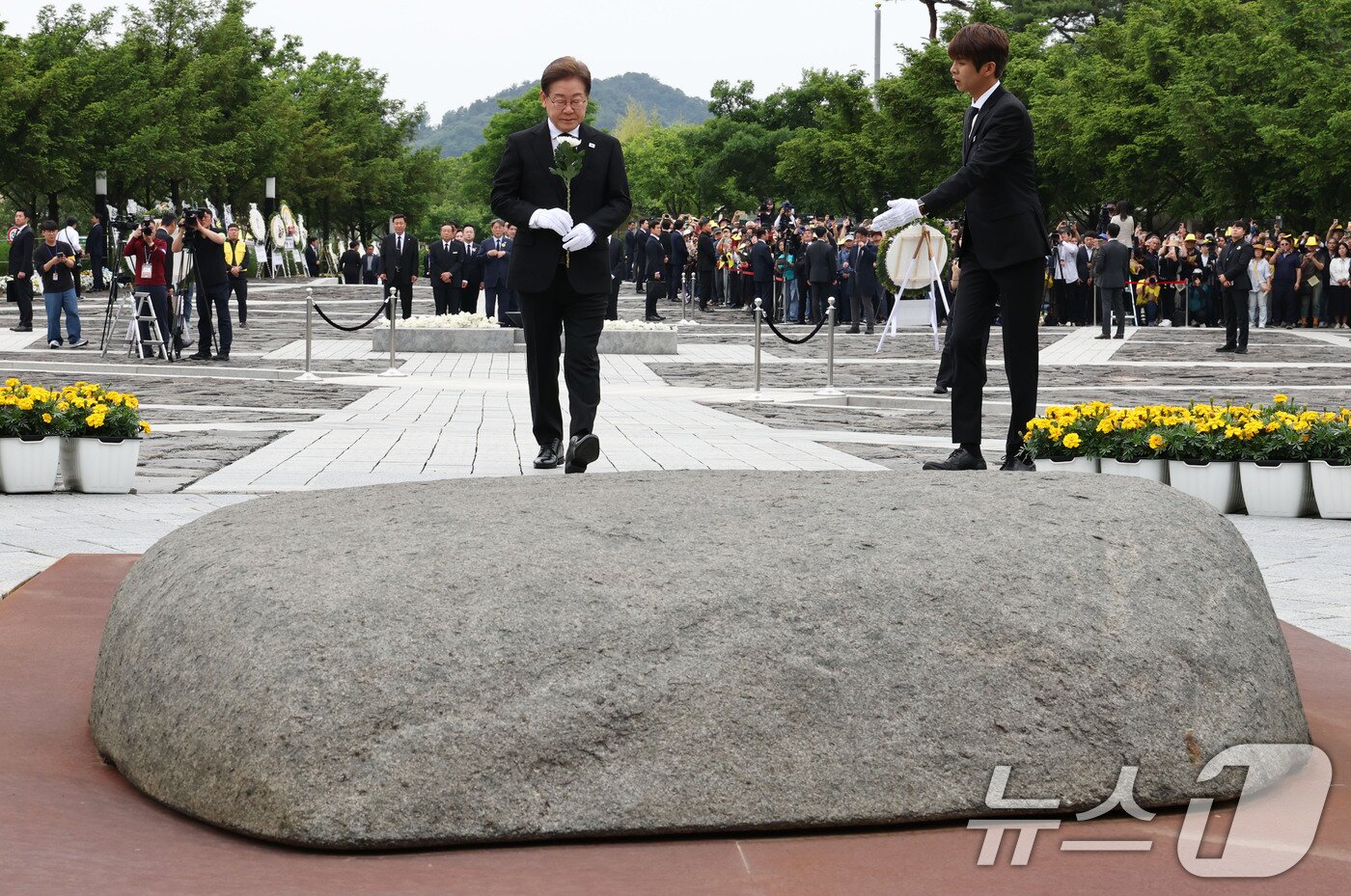 본문 이미지 - 이재명 더불어민주당 대통령 후보가 고 노무현 전 대통령 서거 16주기인 23일 경남 김해시 진영읍 봉하마을 노 전 대통령 묘역을 찾아 헌화하고 있다. &#40;공동취재&#41; 2025.5.23/뉴스1 ⓒ News1 이재명 기자