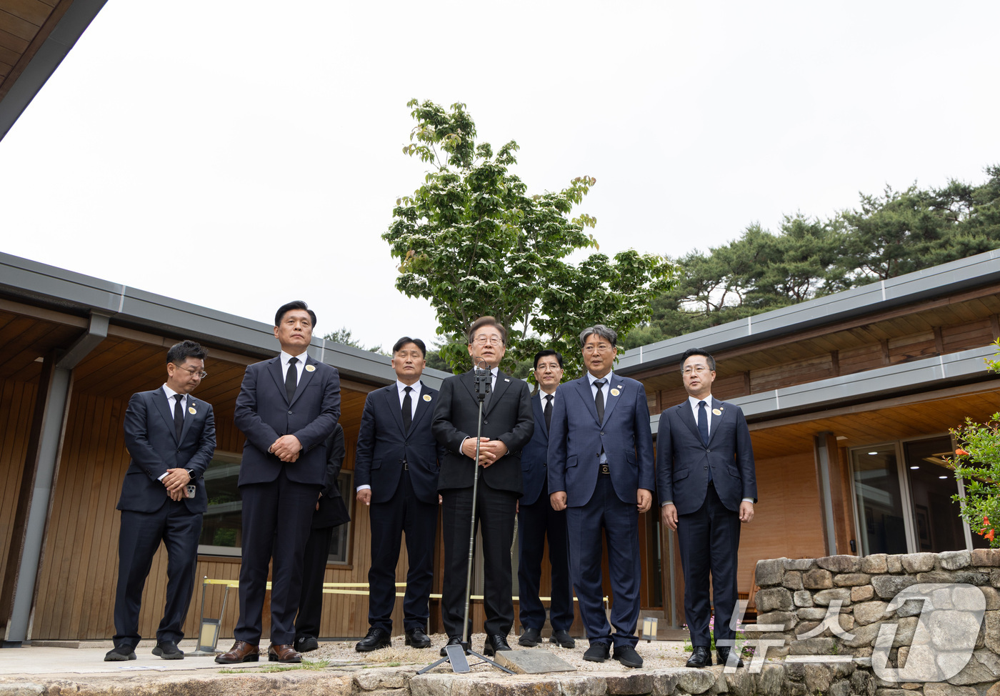 (김해=뉴스1) 이재명 기자 = 이재명 더불어민주당 대통령 후보가 고 노무현 전 대통령 16주기인 23일 오전 경남 김해시 봉하마을 노 전 대통령 관저에서 백브리핑을 하고 있다. …