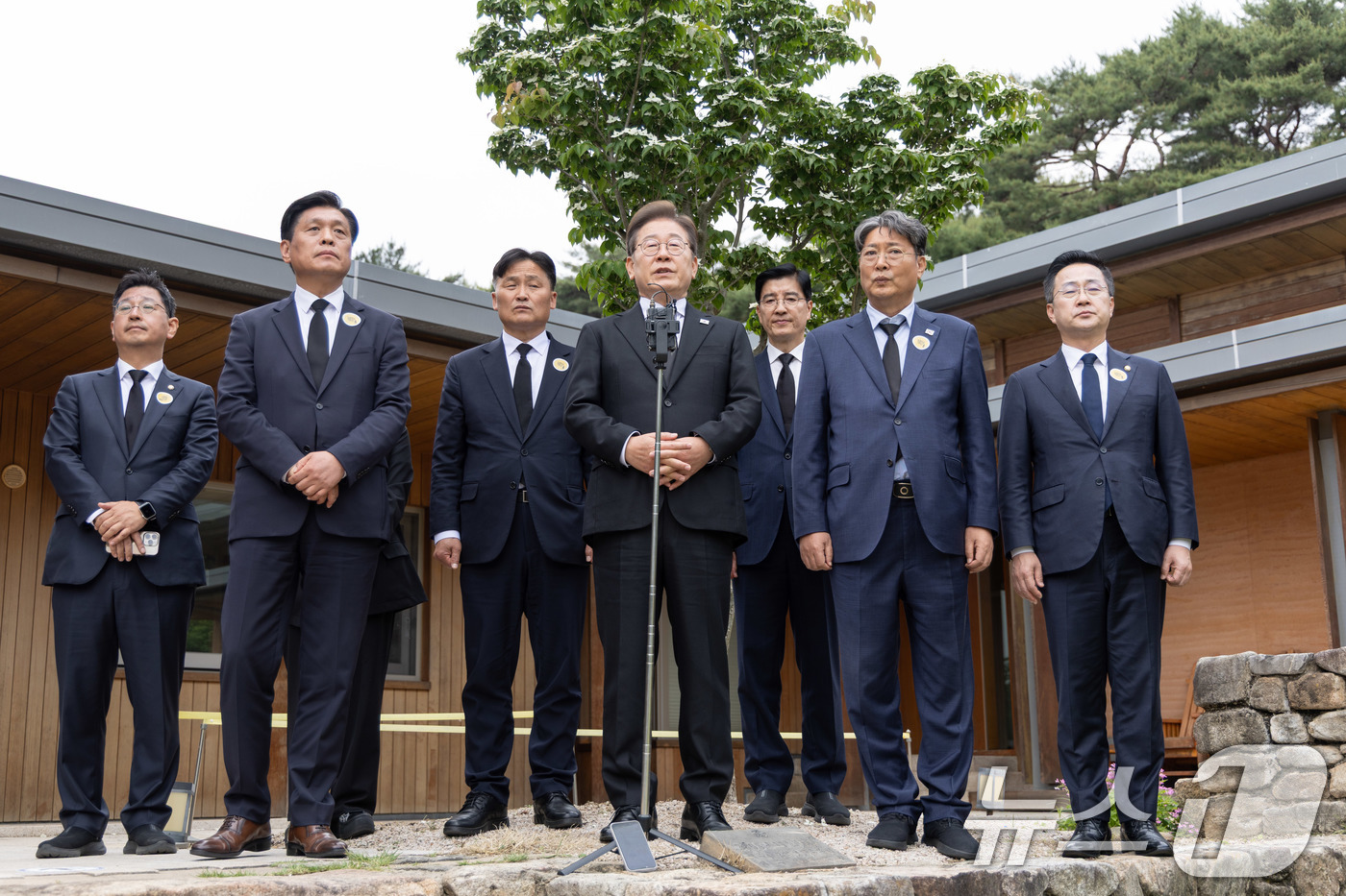 (김해=뉴스1) 이재명 기자 = 이재명 더불어민주당 대통령 후보가 고 노무현 전 대통령 16주기인 23일 오전 경남 김해시 봉하마을 노 전 대통령 관저에서 백브리핑을 하고 있다. …