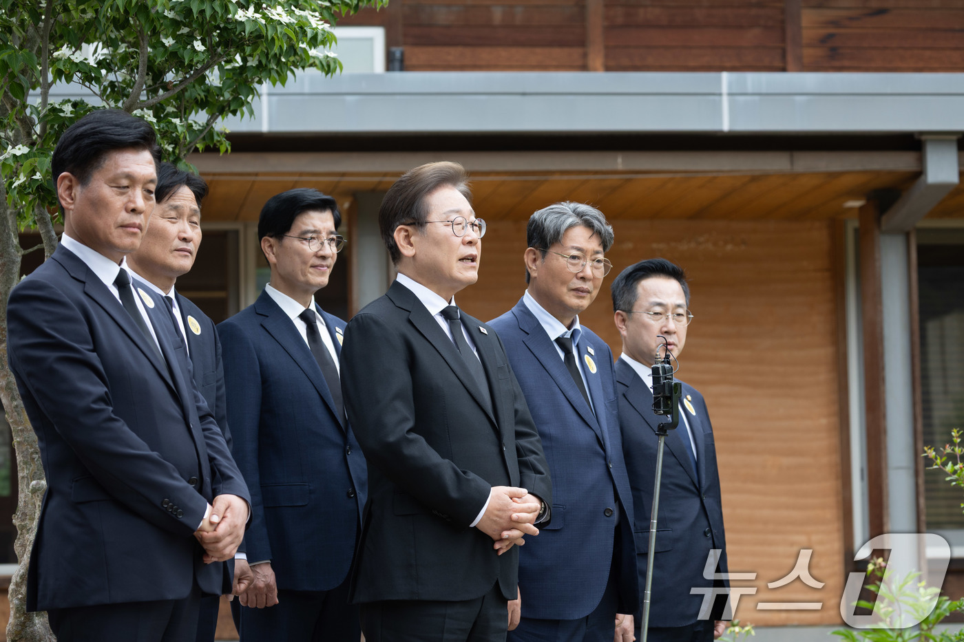 (김해=뉴스1) 이재명 기자 = 이재명 더불어민주당 대통령 후보가 고 노무현 전 대통령 16주기인 23일 오전 경남 김해시 봉하마을 노 전 대통령 관저에서 백브리핑을 하고 있다. …