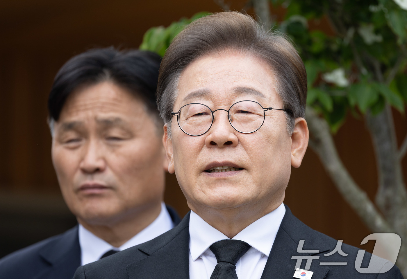 (김해=뉴스1) 이재명 기자 = 이재명 더불어민주당 대통령 후보가 고 노무현 전 대통령 16주기인 23일 오전 경남 김해시 봉하마을 노 전 대통령 관저에서 백브리핑을 하고 있다. …