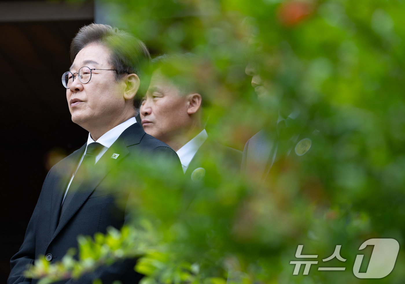 (김해=뉴스1) 이재명 기자 = 이재명 더불어민주당 대통령 후보가 고 노무현 전 대통령 16주기인 23일 오전 경남 김해시 봉하마을 노 전 대통령 관저에서 백브리핑을 하고 있다. …