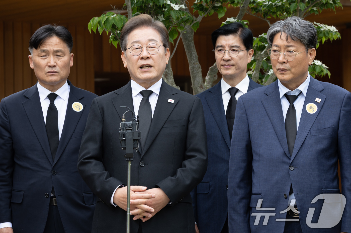 (김해=뉴스1) 이재명 기자 = 이재명 더불어민주당 대통령 후보가 고 노무현 전 대통령 16주기인 23일 오전 경남 김해시 봉하마을 노 전 대통령 관저에서 백브리핑을 하고 있다. …