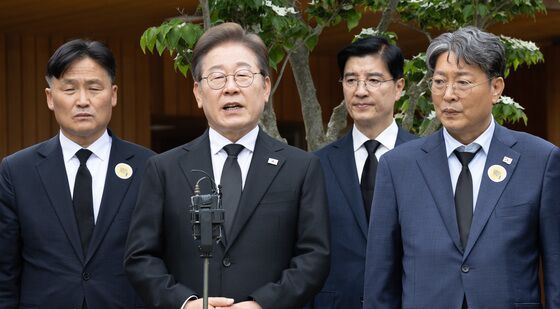 취재진 질문에 답변하는 이재명