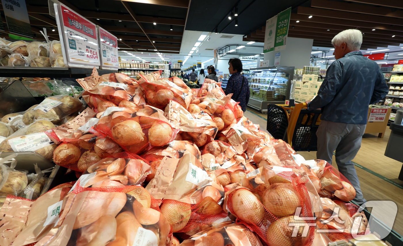 (서울=뉴스1) 김명섭 기자 = 23일 한국은행이 발표한 4월 생산자물가가 반년 만에 하락세를 보였다. 국제유가 내림세에 공산품이 하락했고, 농림수산품도 떨어졌다. 양파와 오이값이 …