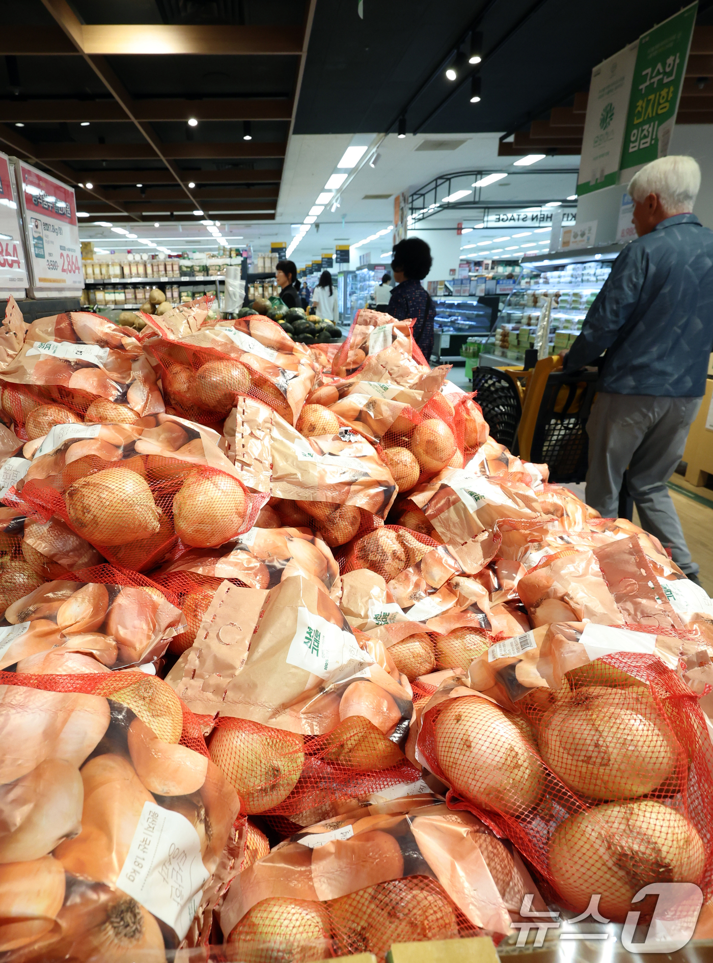 (서울=뉴스1) 김명섭 기자 = 23일 한국은행이 발표한 4월 생산자물가가 반년 만에 하락세를 보였다. 국제유가 내림세에 공산품이 하락했고, 농림수산품도 떨어졌다. 양파와 오이값이 …