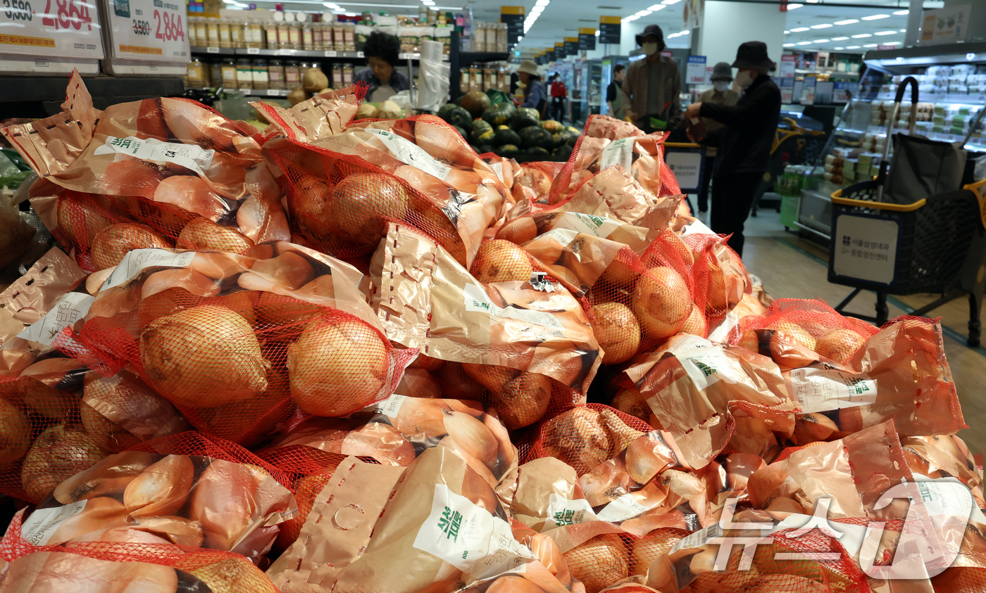 (서울=뉴스1) 김명섭 기자 = 23일 한국은행이 발표한 4월 생산자물가가 반년 만에 하락세를 보였다. 국제유가 내림세에 공산품이 하락했고, 농림수산품도 떨어졌다. 양파와 오이값이 …