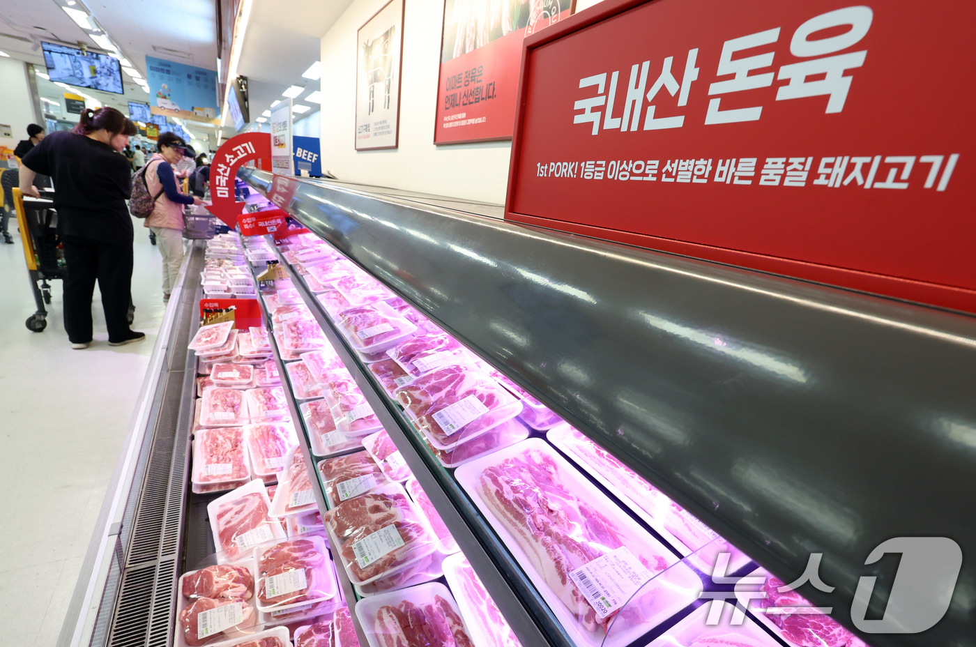 (서울=뉴스1) 김명섭 기자 = 23일 한국은행이 발표한 4월 생산자물가가 반년 만에 하락세를 보였다. 국제유가 내림세에 공산품이 하락했고, 농림수산품도 떨어졌다. 양파와 오이값이 …