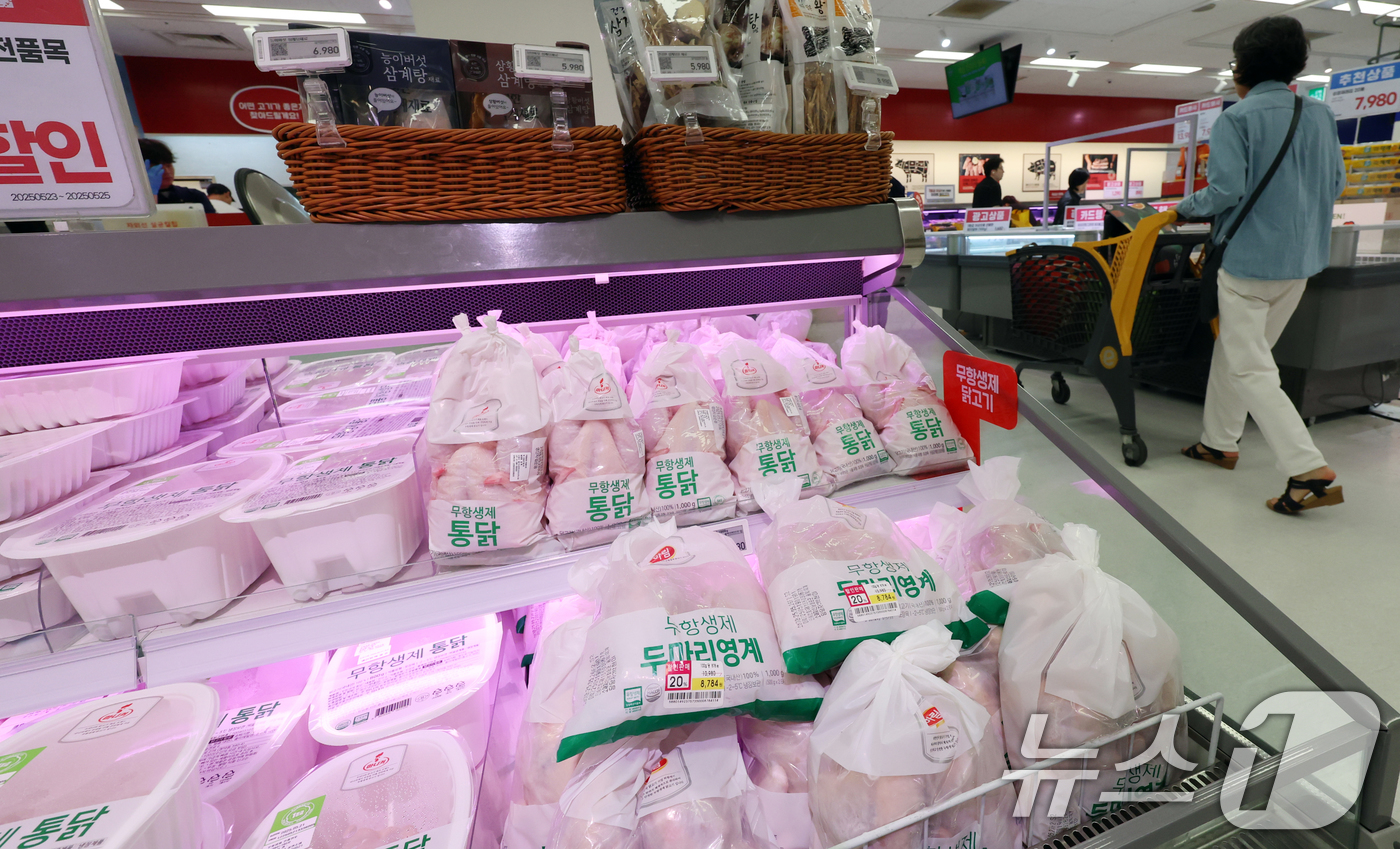 (서울=뉴스1) 김명섭 기자 = 23일 정부가 브라질 조류인플루엔자(AI) 발생으로 닭고기 수입이 중단되며 국내 공급 부족 상황에 대처하기 위해 미발생 지역산 닭고기 수입을 허용하 …