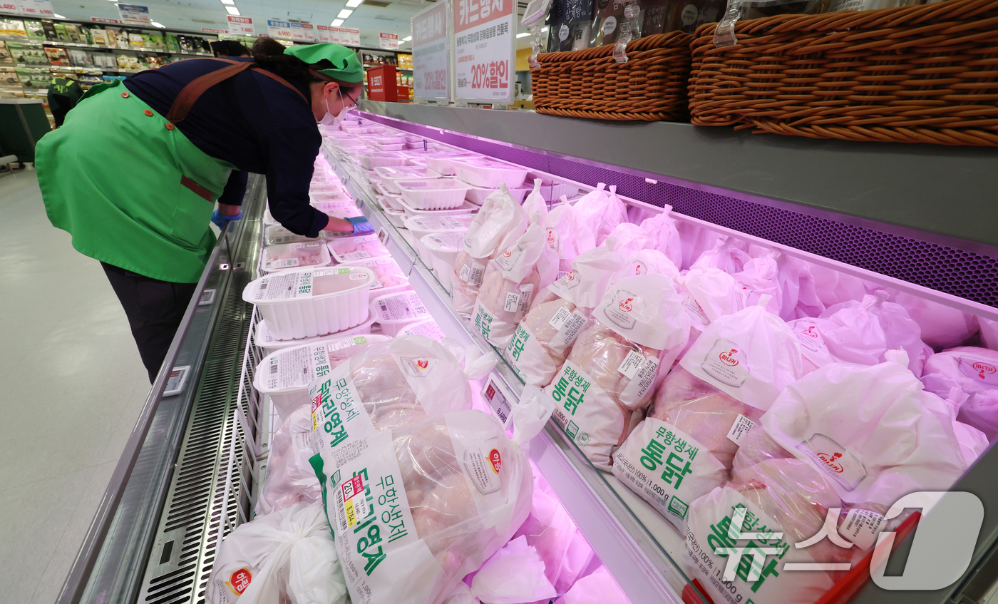 (서울=뉴스1) 김명섭 기자 = 23일 정부가 브라질 조류인플루엔자(AI) 발생으로 닭고기 수입이 중단되며 국내 공급 부족 상황에 대처하기 위해 미발생 지역산 닭고기 수입을 허용하 …