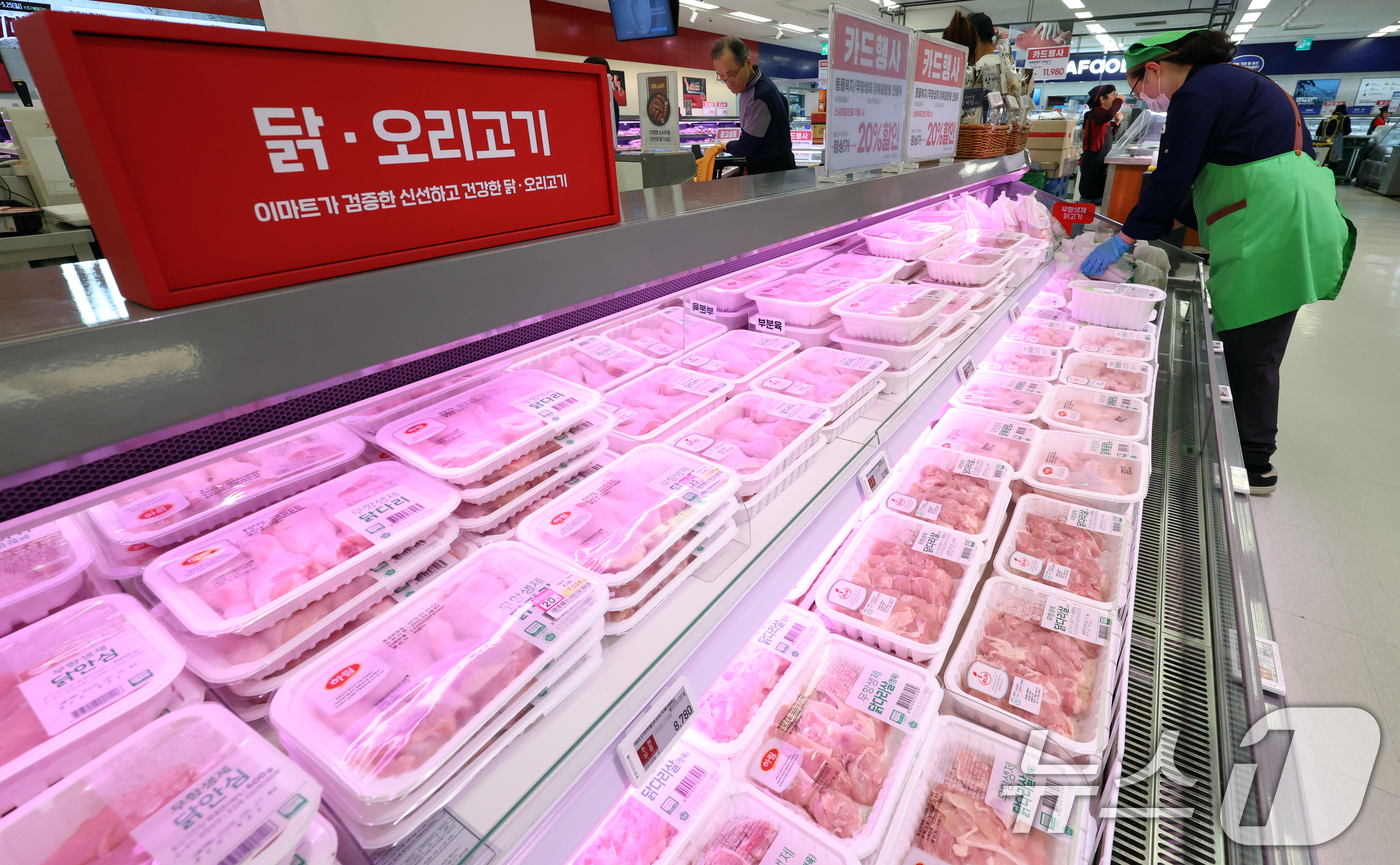 (서울=뉴스1) 김명섭 기자 = 23일 정부가 브라질 조류인플루엔자(AI) 발생으로 닭고기 수입이 중단되며 국내 공급 부족 상황에 대처하기 위해 미발생 지역산 닭고기 수입을 허용하 …