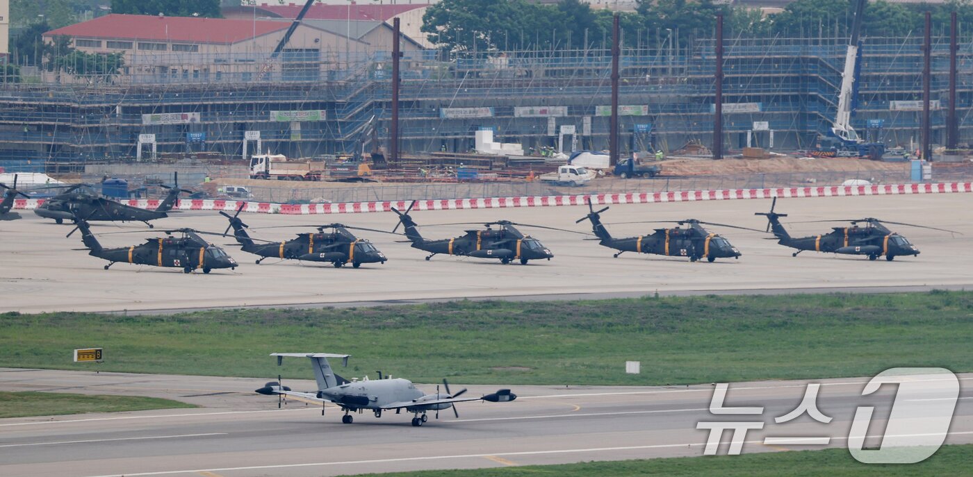 본문 이미지 -  23일 경기 평택시 팽성읍 주한미군기지 캠프 험프리스에 정찰기 RC-12X 가드레일이 이륙하고 있다. 2025.5.23/뉴스1 ⓒ News1 김영운 기자