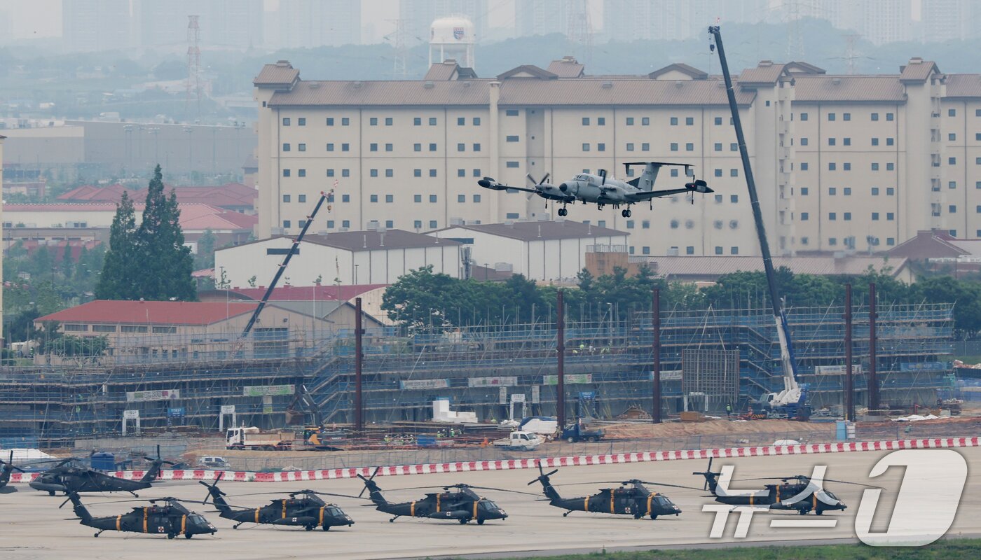 본문 이미지 - 경기 평택시 팽성읍 주한미군기지 캠프 험프리스에 정찰기 RC-12X 가드레일이 이륙하고 있는 모습. 2025.5.23/뉴스1 ⓒ News1 김영운 기자