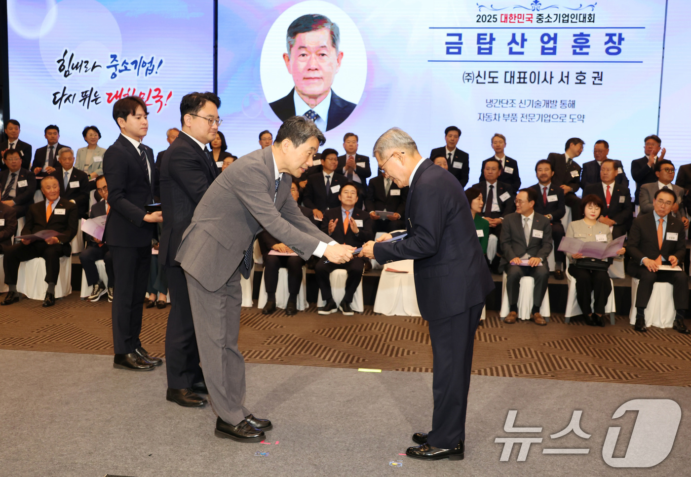 (서울=뉴스1) 임세영 기자 = 이주호 대통령 권한대행 부총리 겸 교육부 장관이 23일 서울 영등포구 중소기업중앙회에서 열린 2025 대한민국 중소기업인대회에서 서호권 신도 대표이 …