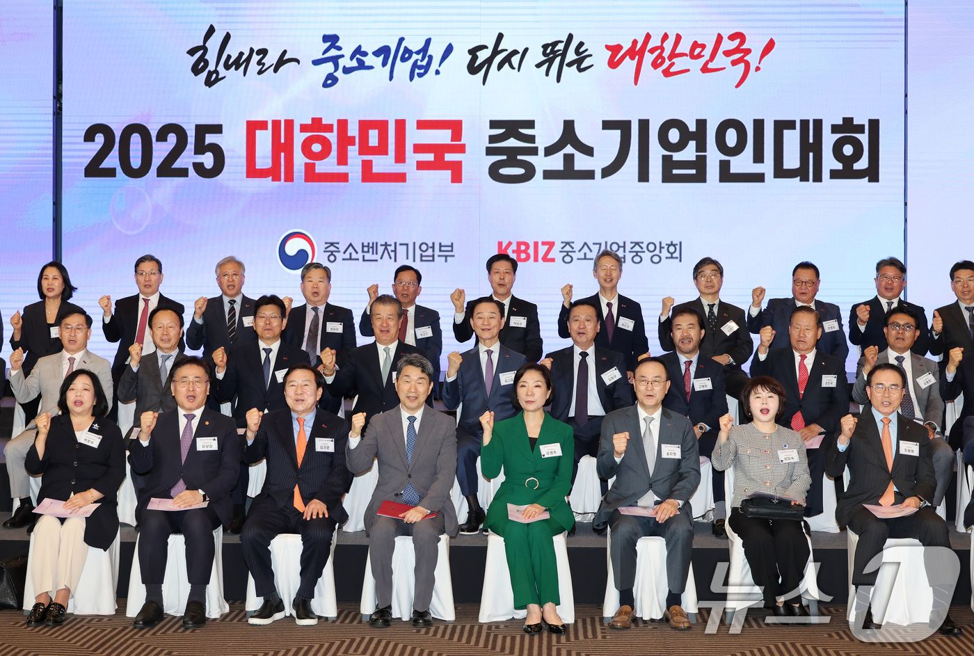 (서울=뉴스1) 임세영 기자 = 이주호 대통령 권한대행 부총리 겸 교육부 장관이 23일 서울 영등포구 중소기업중앙회에서 열린 2025 대한민국 중소기업인대회에서 참석자들과 기념촬영 …