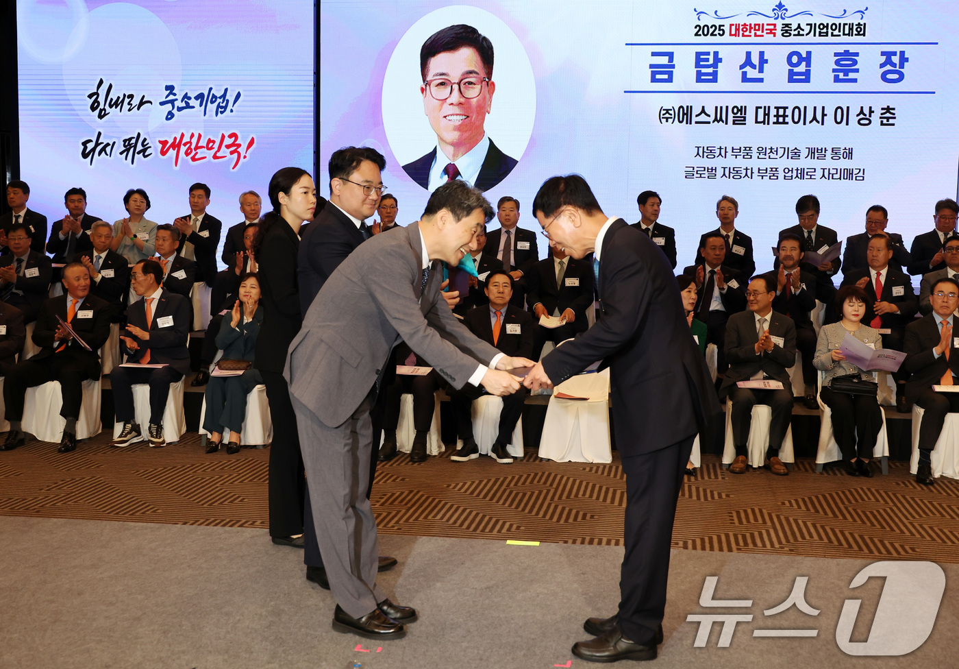 (서울=뉴스1) 임세영 기자 = 이주호 대통령 권한대행 부총리 겸 교육부 장관이 23일 서울 영등포구 중소기업중앙회에서 열린 2025 대한민국 중소기업인대회에서 이상춘 에스씨엘 대 …