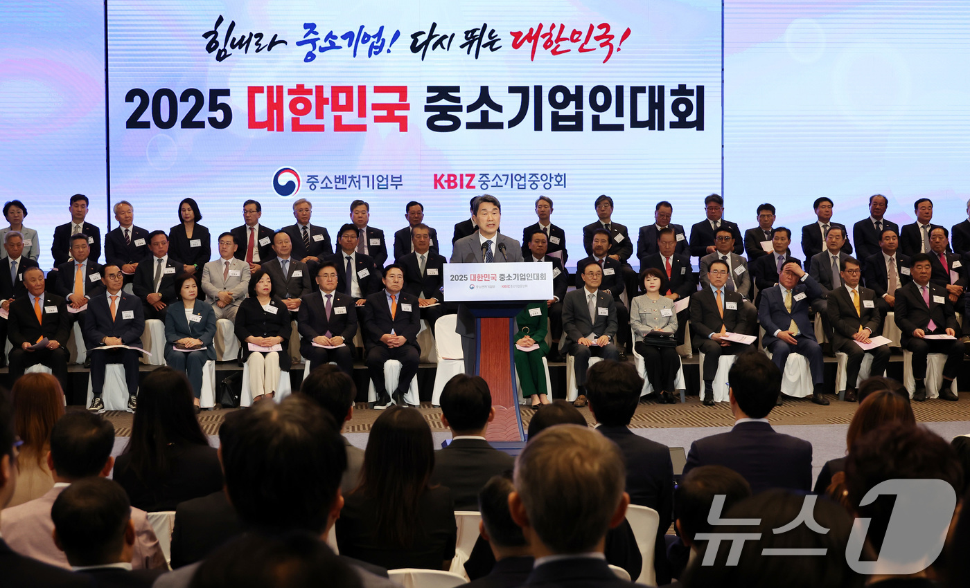 (서울=뉴스1) 임세영 기자 = 이주호 대통령 권한대행 부총리 겸 교육부 장관이 23일 서울 영등포구 중소기업중앙회에서 열린 2025 대한민국 중소기업인대회에서 축사를 하고 있다. …