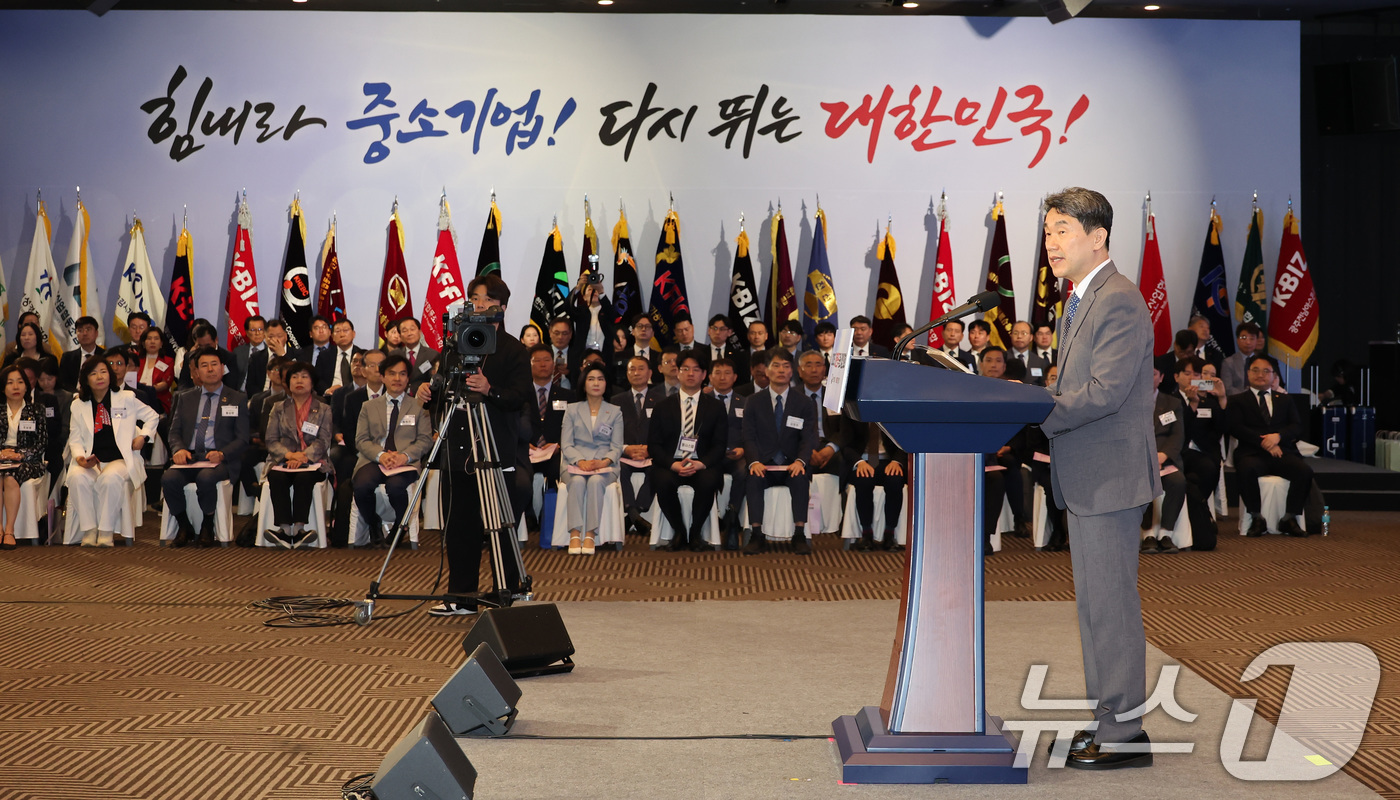 (서울=뉴스1) 임세영 기자 = 이주호 대통령 권한대행 부총리 겸 교육부 장관이 23일 서울 영등포구 중소기업중앙회에서 열린 2025 대한민국 중소기업인대회에서 축사를 하고 있다. …