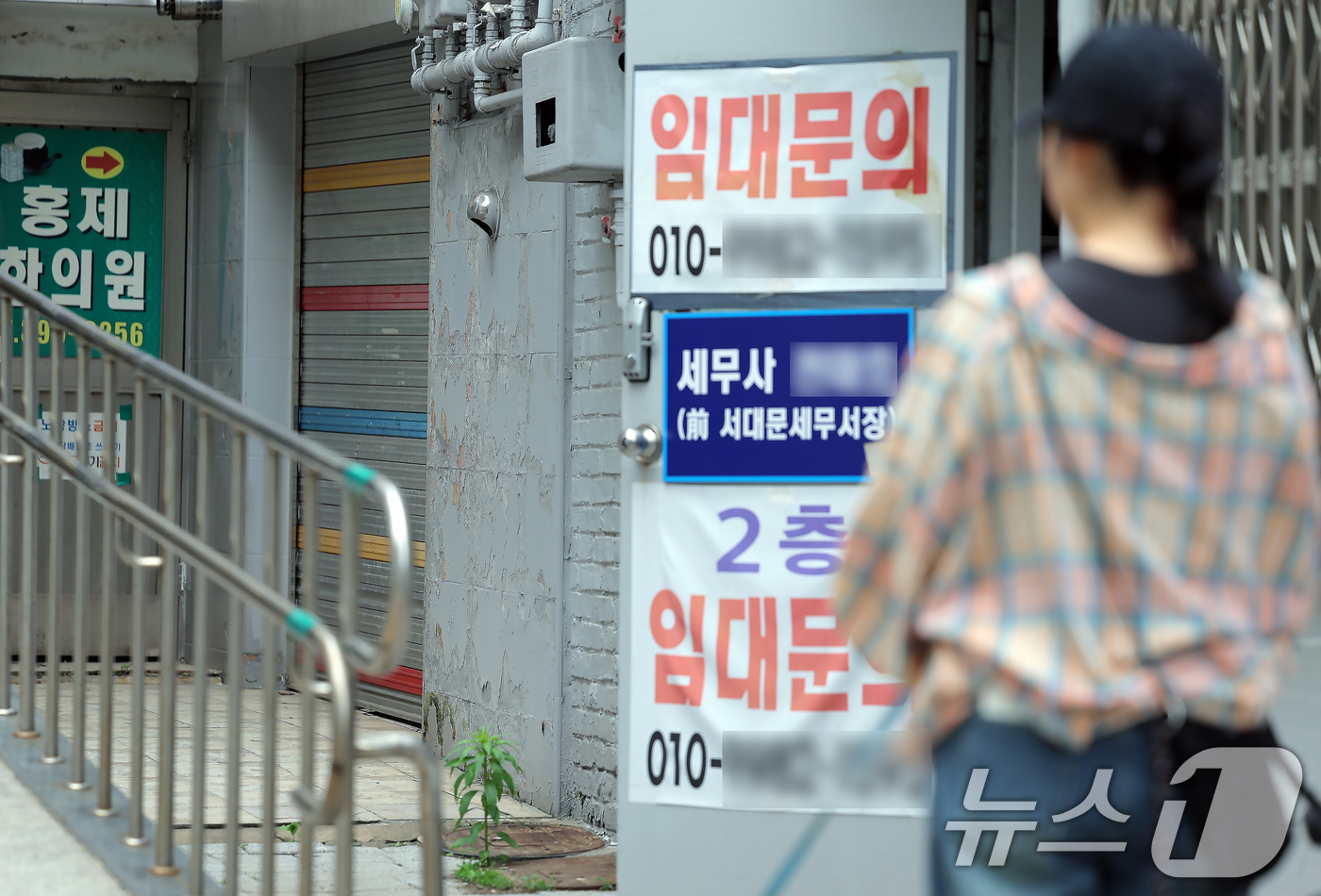 (서울=뉴스1) 박정호 기자 = 올해 문을 닫는 자영업자 수가 100만을 넘을 것이란 전망이 나온 23일 서울 서대문구 홍제동의 한 건물 입구에 임대문의 플래카드가 걸려있다.한국신 …