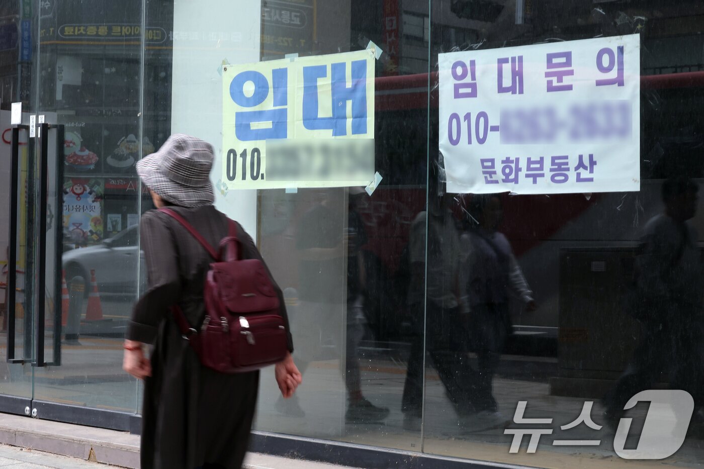 본문 이미지 - 23일 서울 종로구의 한 건물 입구에 임대 플래카드가 붙어있다. 2025.5.23/뉴스1 ⓒ News1 박정호 기자