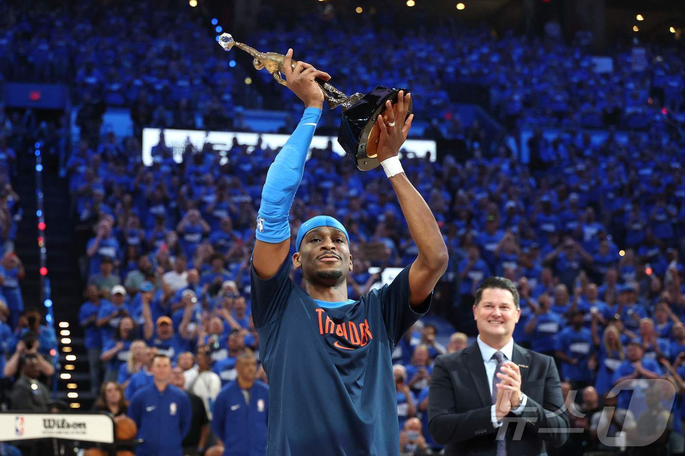 본문 이미지 - 오클라호마시티 선더의 샤이 길저스 알렉산더가 23일(한국시간) 열린 미네소타 팀버울브스와의 2024-25 NBA 플레이오프 서부 콘퍼런스 결승 2차전을 앞두고 진행한 시상식에서 정규리그 MVP 트로피를 받았다. ⓒ AFP=뉴스1