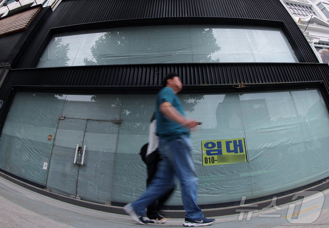 (서울=뉴스1) 박정호 기자 = 올해 문을 닫는 자영업자 수가 100만을 넘을 것이란 전망이 나온 23일 서울 종로구의 한 건물 1~2층 매장에 임대 플래카드가 붙어있다.한국신용데 …