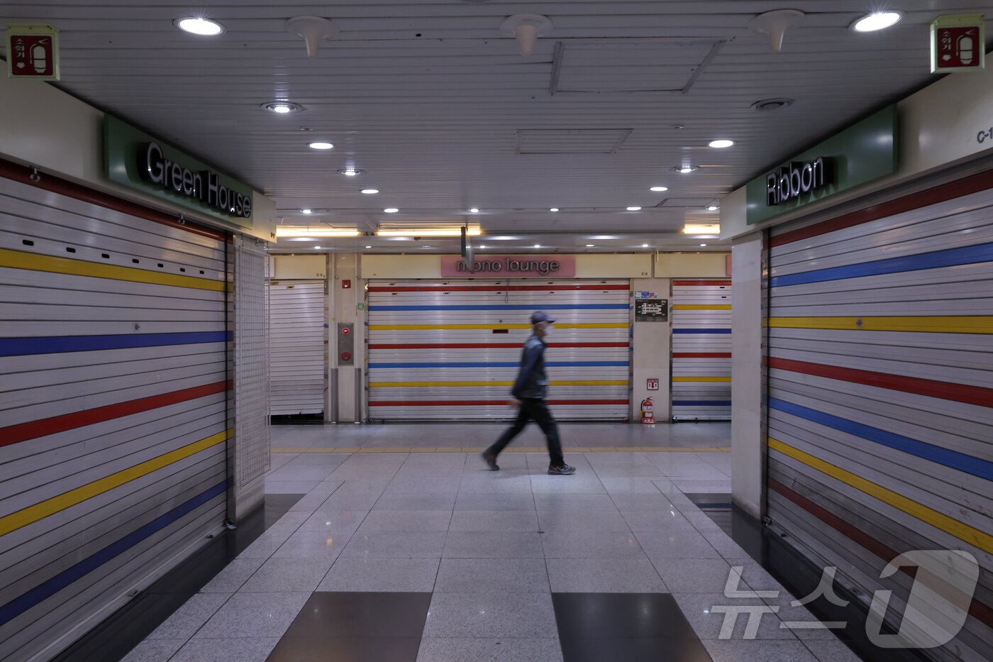 본문 이미지 - 올해 문을 닫는 자영업자 수가 100만을 넘을 것이란 전망이 나온 23일 서울 종로구 종각 지하상가의 셔터가 내려진 매장들 앞으로 한 시민이 지나고 있다. . 2025.5.23/뉴스1 ⓒ News1 박정호 기자