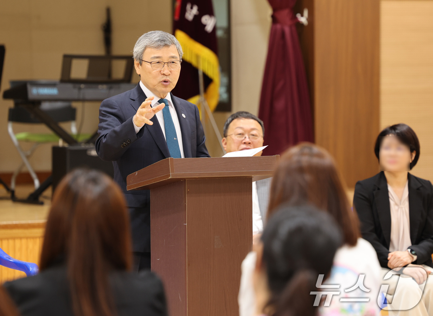 (서울=뉴스1) = 정근식 서울시교육감이 23일 서울 학생들이 농어촌유학 중인 강원특별자치도 양양군 남애초등학교를 방문해 학생 및 학부모와 대화하고 있다. (서울시교육청 제공. 재 …