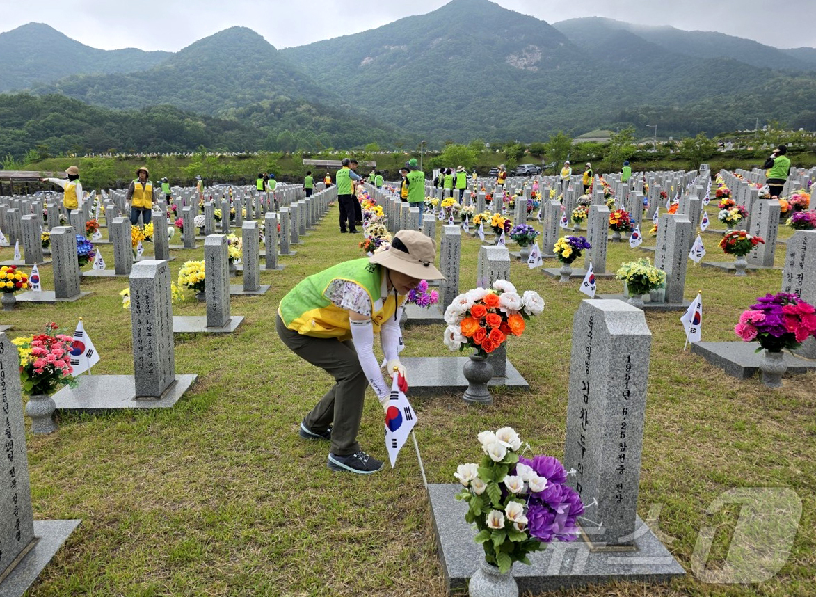 (대전=뉴스1) 이동원 기자 = 대전 서구(구청장 서철모) 자원봉사협의회(회장 안치용)는 지난 22일 호국보훈의 달을 앞두고 국립대전현충원을 방문해 태극기 꽂기 봉사활동을 펼쳤다. …