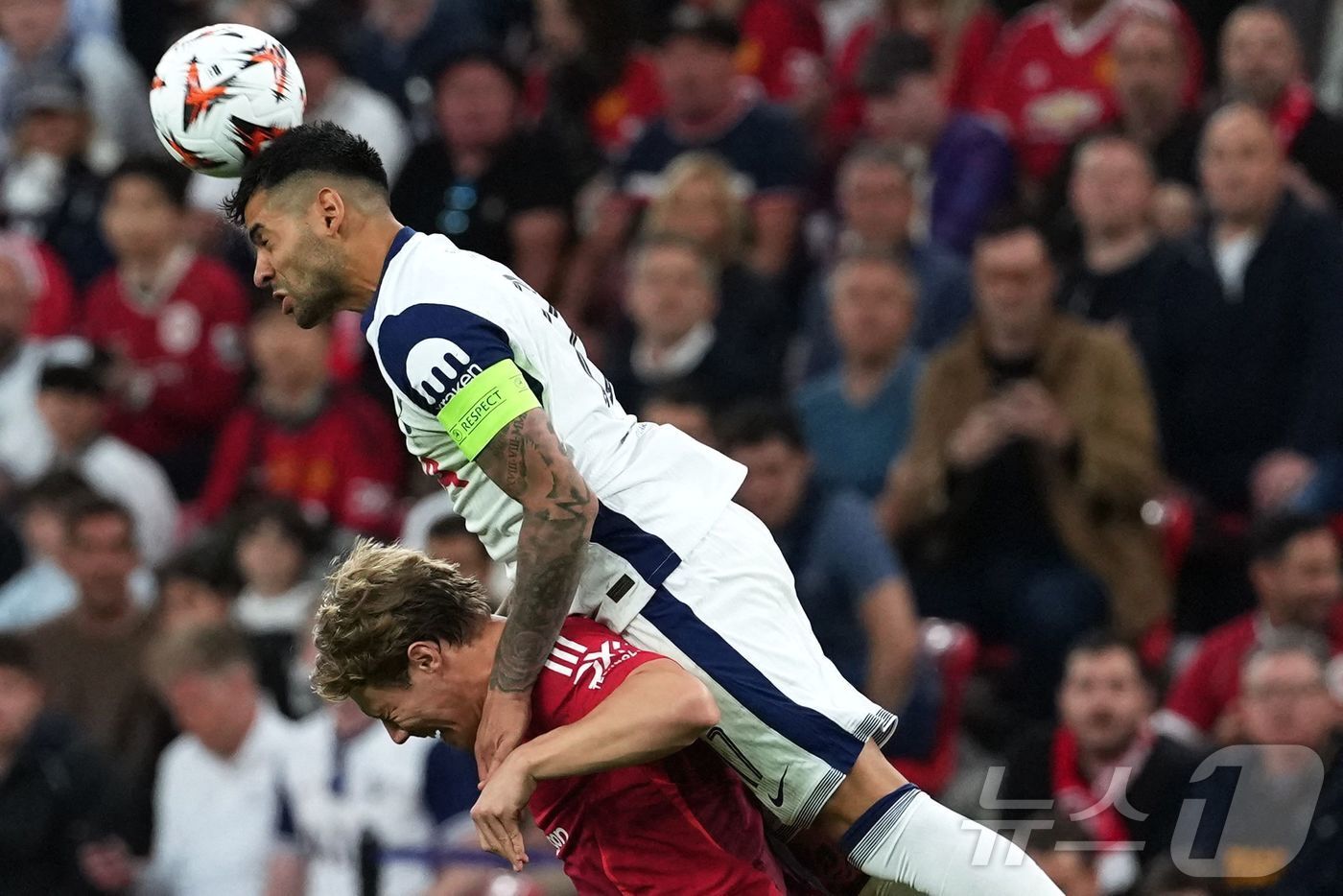 본문 이미지 - 토트넘 홋스퍼 수비수 크리스티안 로메로는 2024-25 UEFA 유로파리그 MVP로 선정됐다. ⓒ AFP=뉴스1