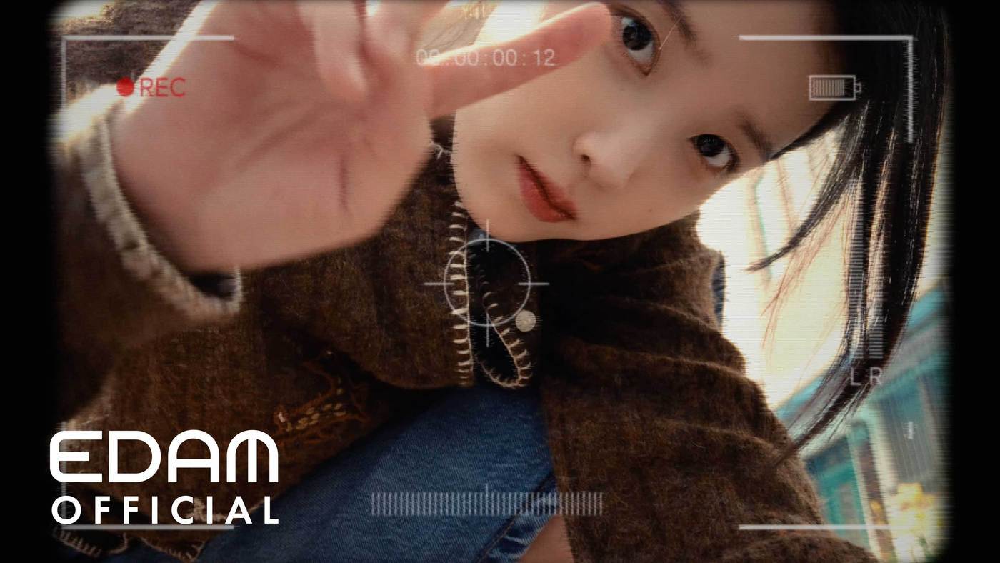 본문 이미지 - 아이유 '꽃갈피 셋'