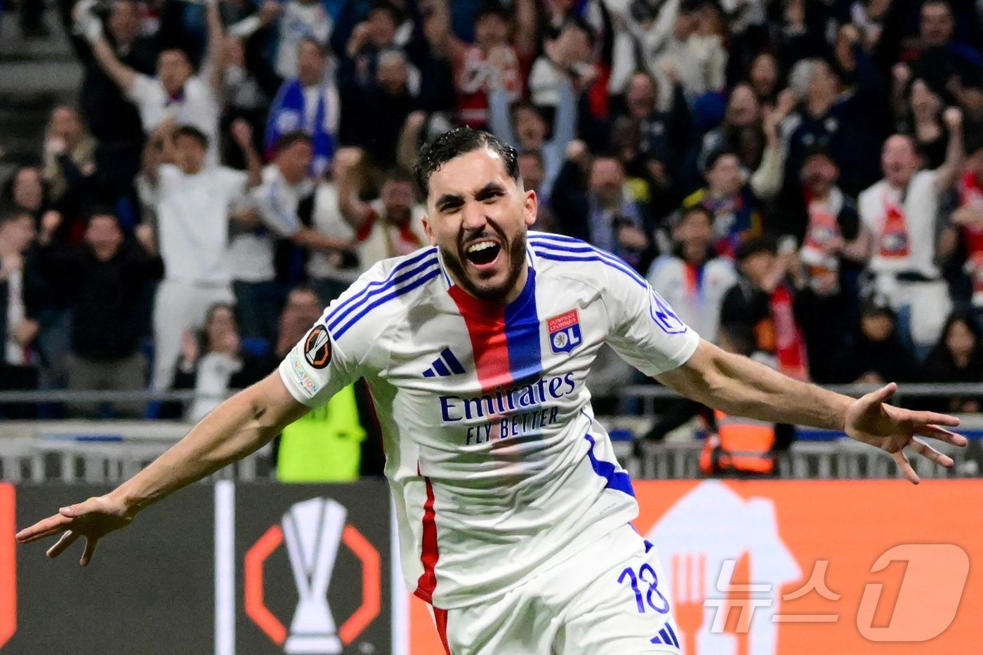 본문 이미지 - 올림피크 리옹의 미드필더 라얀 셰르키는 2024-25 UEFA 유로파리그 영플레이어를 수상했다. ⓒ AFP=뉴스1